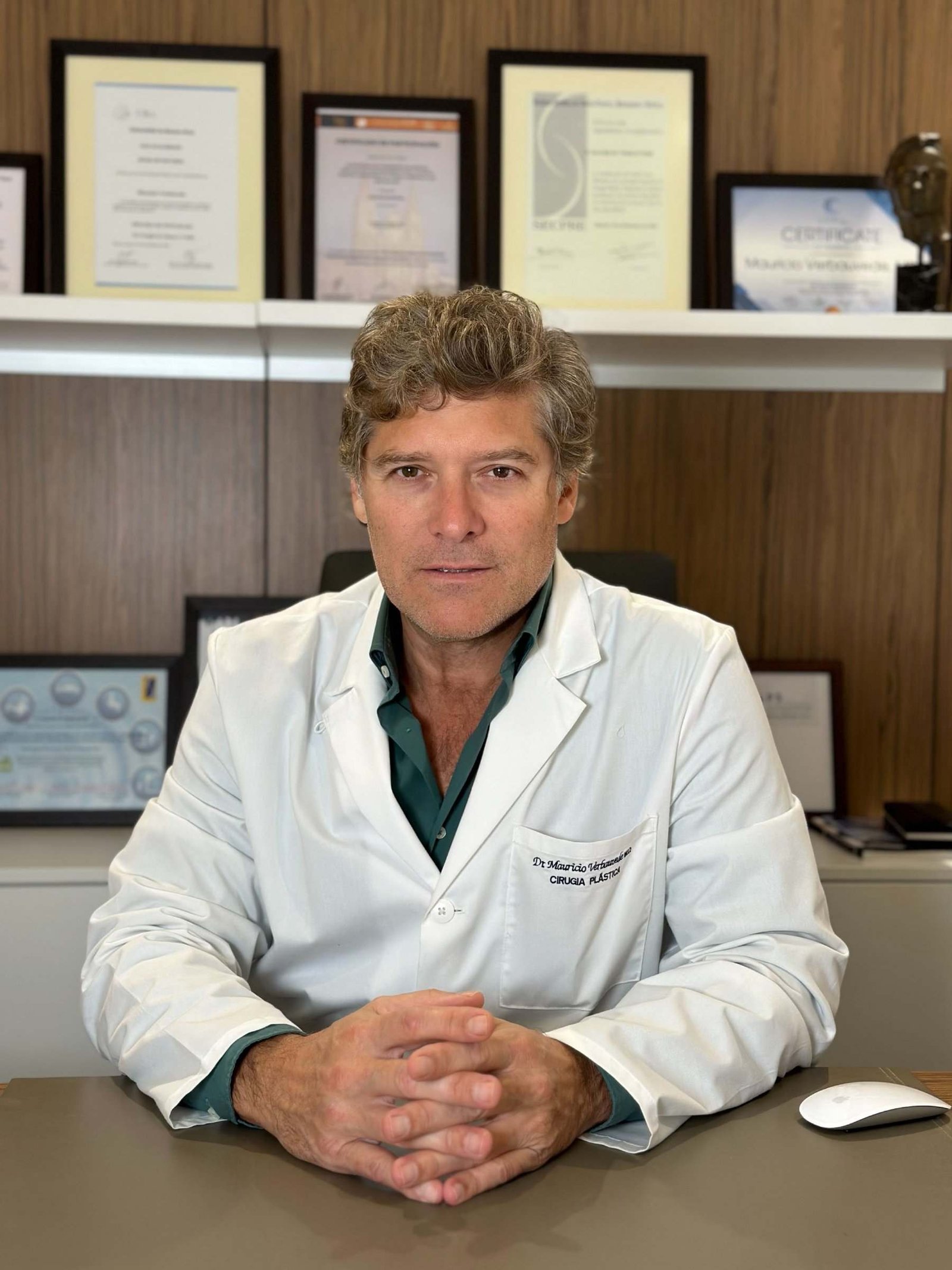 El Dr. Mauricio Verbauvede en su consulta