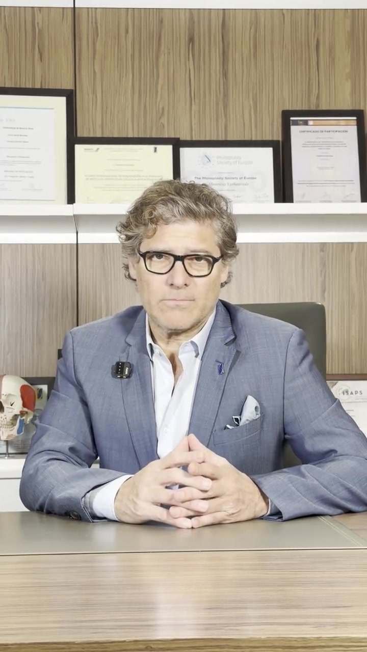 El doctor sentado en su despacho
