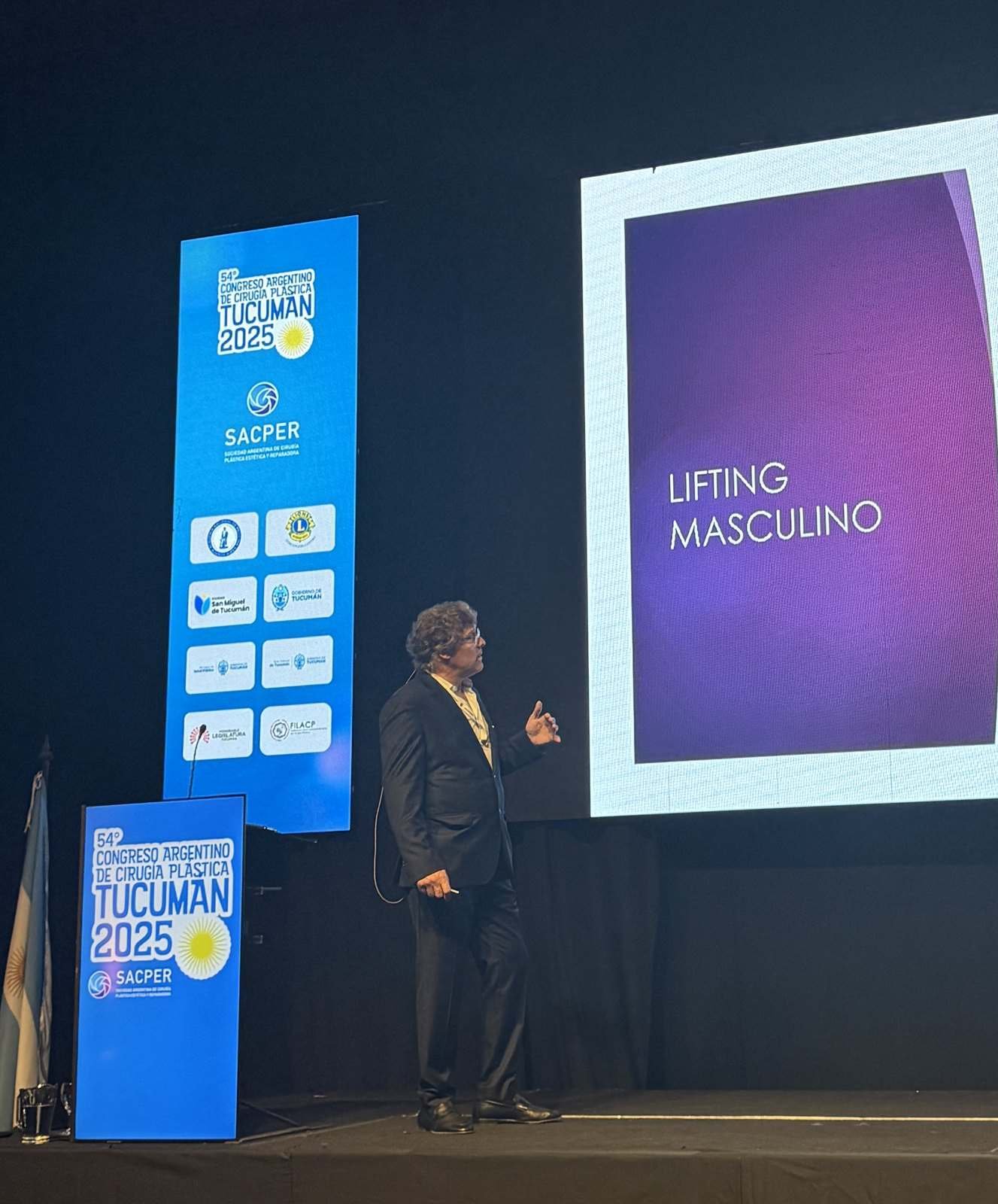 Dr. Mauricio Verbauvede giving a talk on facelift surgery at a plastic surgery congress